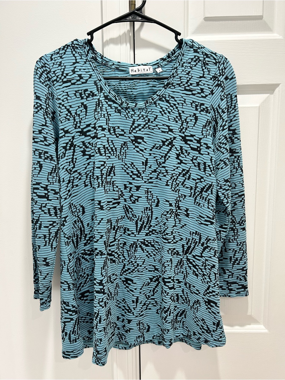 Habitat Aqua and Black Abstract Pattern V-Neck Long Sleeve Top